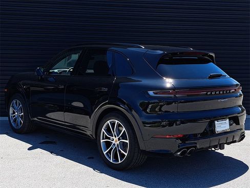 Used 2025 Porsche Cayenne image 3