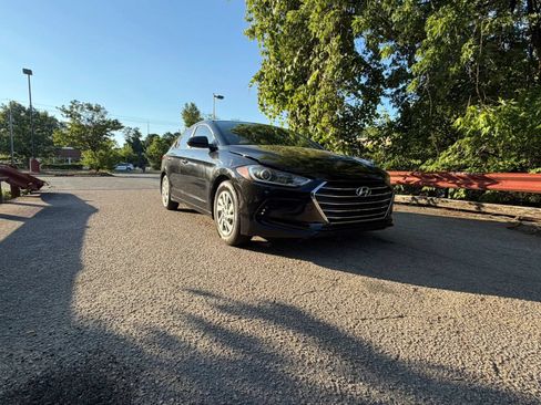 Used 2017 Hyundai Elantra SE FWD image 1