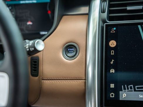 Used 2024 Land Rover Discovery Metropolitan Edition AWD/4WD image 28