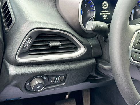 Used 2026 Chrysler Pacifica Select image 11