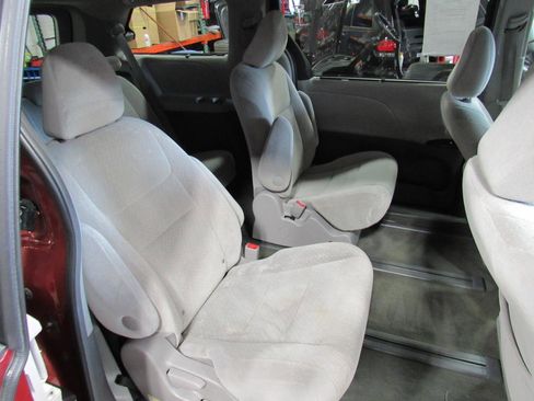 Used 2016 Toyota Sienna LE image 30