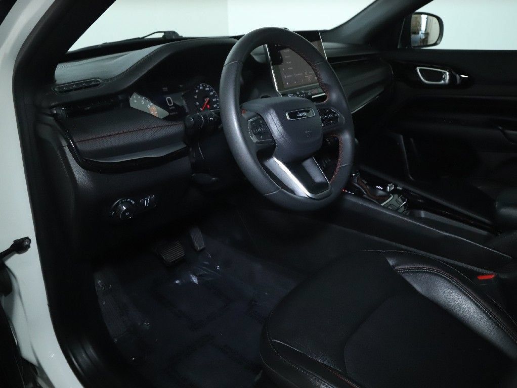 Used 2025 Jeep Compass Trailhawk AWD/4WD image 17