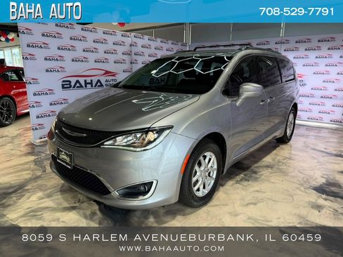 Used 2020 Chrysler Pacifica Touring-L FWD image 1
