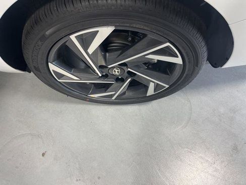 New 2025 Hyundai Elantra Limited image 31