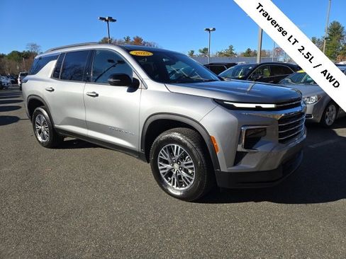 Used 2025 Chevrolet Traverse LT image 3
