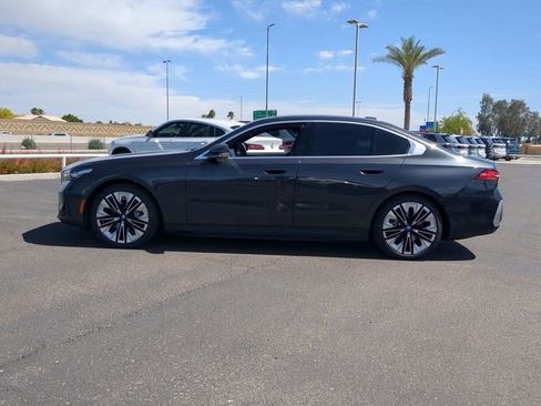 Used 2025 BMW i5 eDrive40i w/ Premium Package RWD image 9