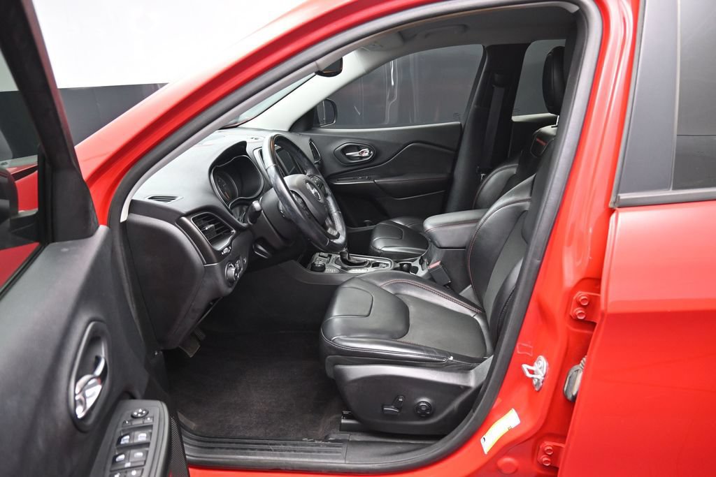 Used 2019 Jeep Cherokee Trailhawk w/ Comfort/Convenience Group AWD/4WD image 9