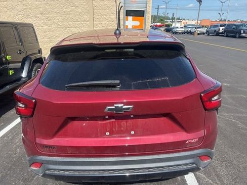 Used 2025 Chevrolet Trax RS FWD image 2