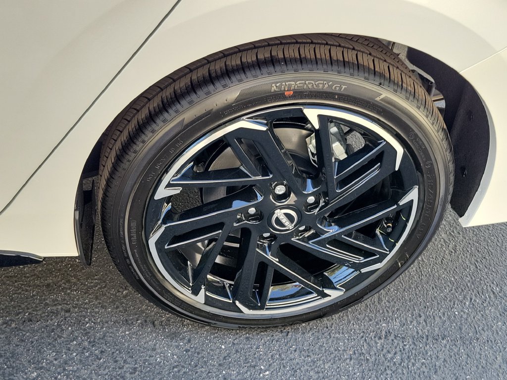 New 2027 Nissan Sentra SR w/ Floor Mat Package FWD image 16