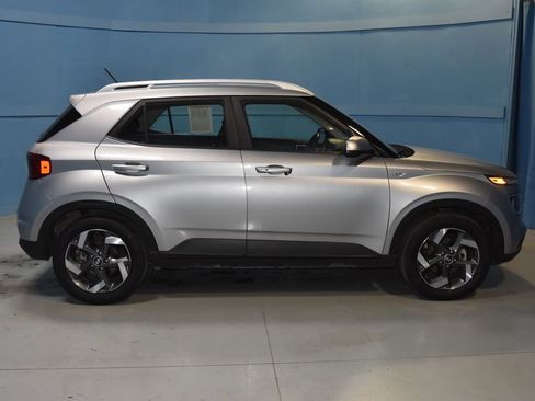 Used 2024 Hyundai Venue SEL image 21