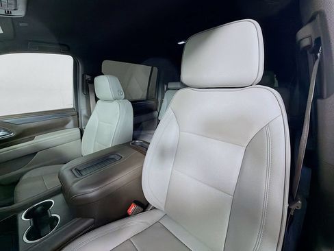 Used 2024 GMC Yukon XL SLT w/ SLT Luxury Package AWD/4WD image 12