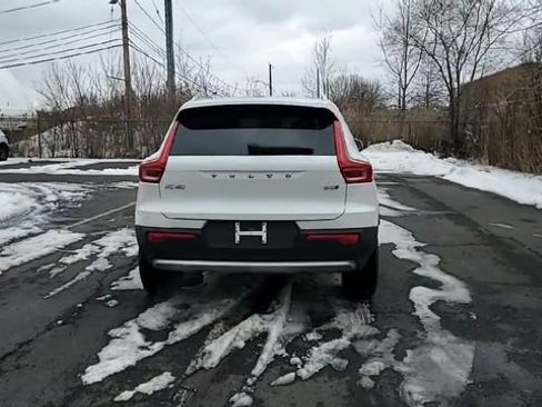 Used 2025 Volvo XC40 B5 Core image 7