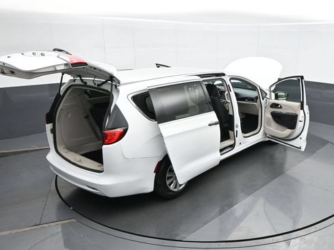 Used 2020 Chrysler Voyager L FWD image 40