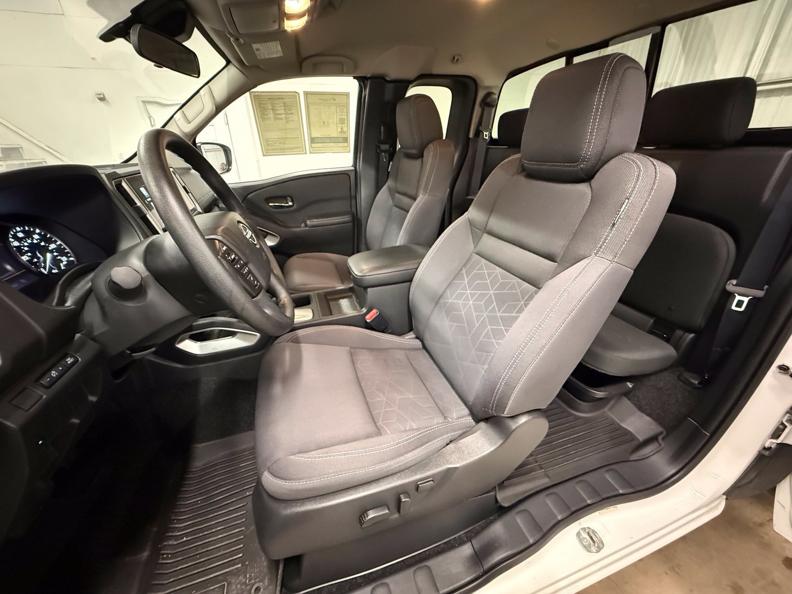 Used 2025 Nissan Frontier SV RWD image 17