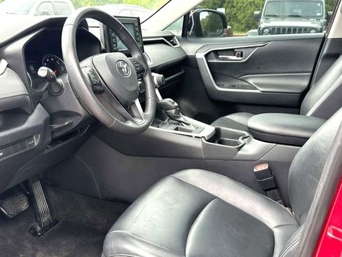 Used 2020 Toyota RAV4 XLE Premium FWD image 18