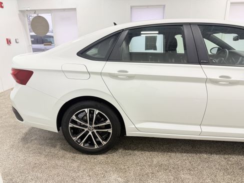 Certified 2024 Volkswagen Jetta Sport image 9
