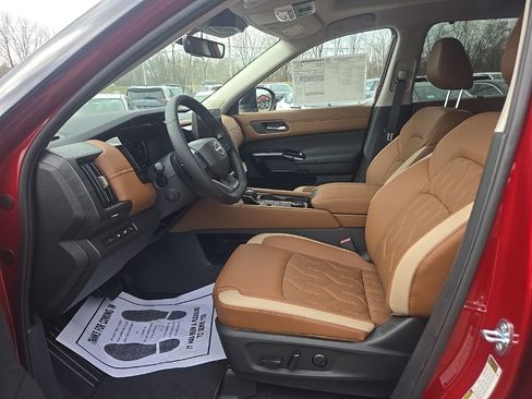 New 2026 Nissan Pathfinder Platinum image 9