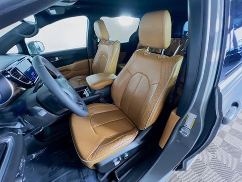 Used 2022 Chrysler Pacifica Pinnacle image 9
