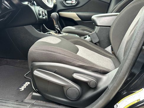 Used 2018 Jeep Cherokee Latitude w/ Altitude Package FWD image 14