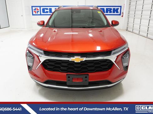 Used 2024 Chevrolet Trax LT w/ Driver Confidence Package FWD image 2