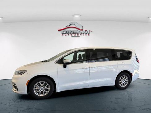 Used 2023 Chrysler Pacifica Touring-L FWD image 22