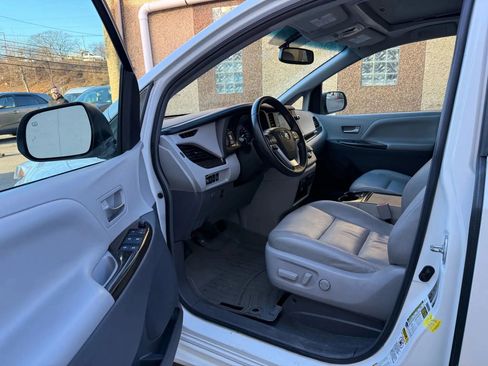 Used 2017 Toyota Sienna XLE w/ XLE Navigation Package AWD/4WD image 23