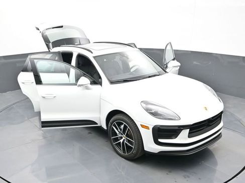 Certified 2025 Porsche Macan image 31