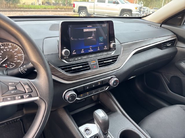 Used 2025 Nissan Altima 2.5 SV FWD image 18