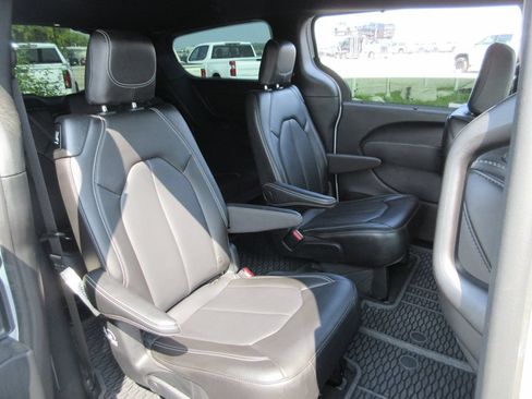 Used 2025 Chrysler Pacifica Select w/ Fav Edition Package FWD image 22