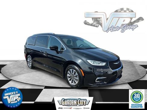 Used 2021 Chrysler Pacifica Touring-L w/ Uconnect Theater Family Group FWD image 1