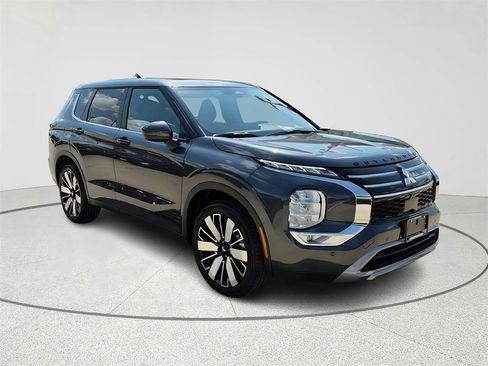 New 2025 Mitsubishi Outlander SE image 3