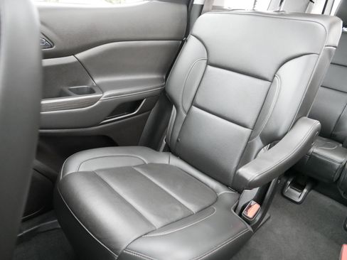 Used 2023 GMC Acadia SLT w/ Preferred Package image 12