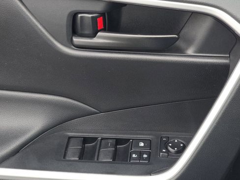 Used 2022 Toyota RAV4 LE image 10