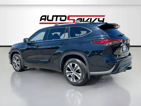 Used 2022 Toyota Highlander XLE AWD/4WD image 5