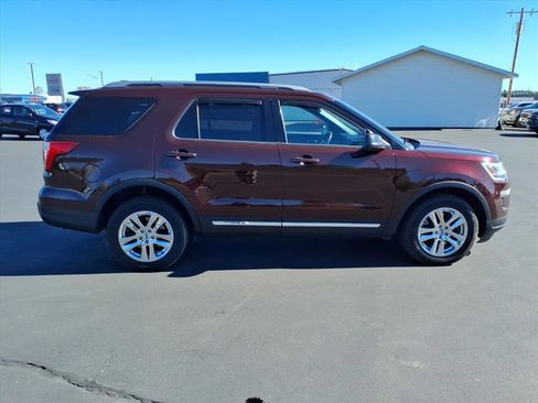 Used 2018 Ford Explorer XLT image 7