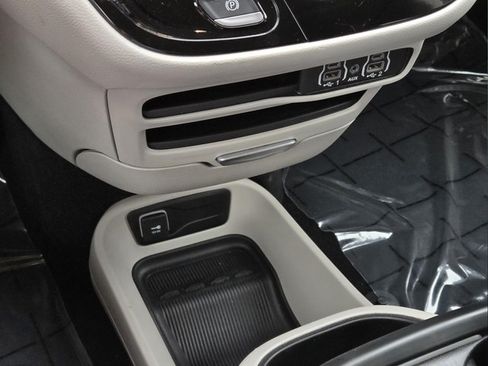 Used 2024 Chrysler Pacifica Touring-L FWD image 25