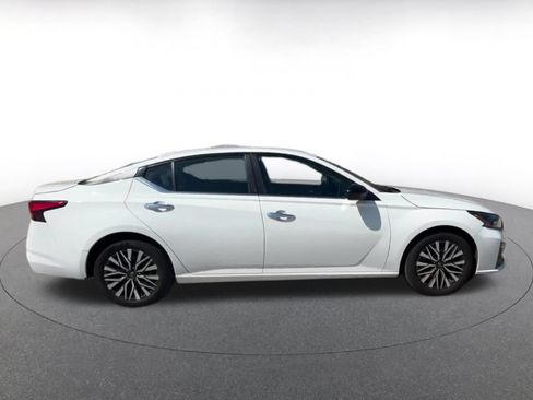 Used 2025 Nissan Altima 2.5 SV FWD image 15