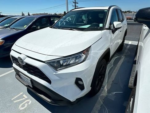 Used 2021 Toyota RAV4 XLE w/ Convenience Package FWD image 1