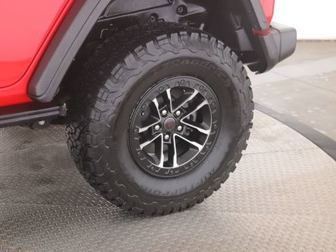 Used 2024 Jeep Wrangler Unlimited Rubicon w/ XTREMEE 35" Tire Package image 14