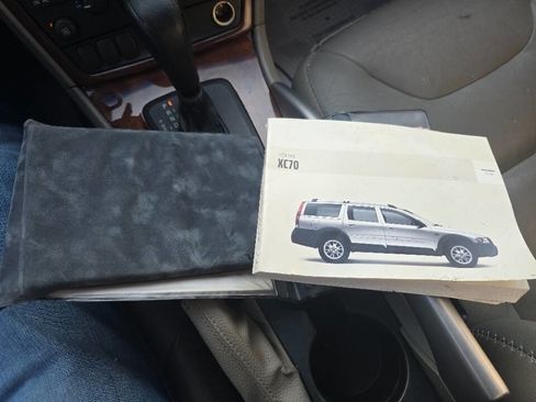 Used 2005 Volvo XC70 image 30