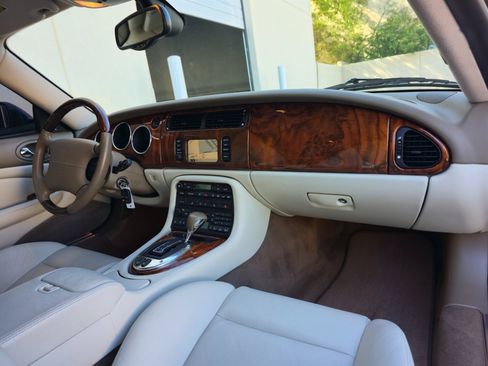 Used 2005 Jaguar XK8 Coupe image 26