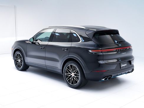Certified 2026 Porsche Cayenne AWD/4WD image 3