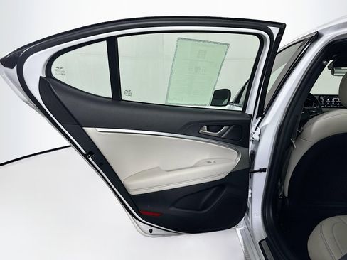 Used 2025 Genesis G70 2.5T image 26