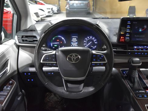 Used 2022 Toyota Sienna XLE image 17