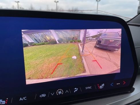 Used 2025 Chevrolet Traverse LT image 26