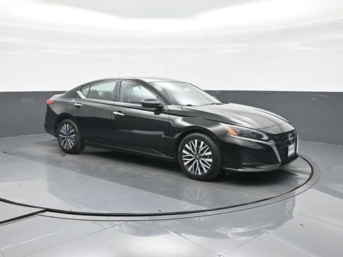 Used 2025 Nissan Altima 2.5 SV image 11