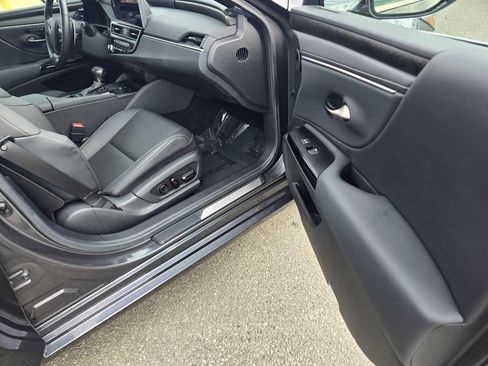 Certified 2025 Lexus ES 300h w/ Premium Package image 10