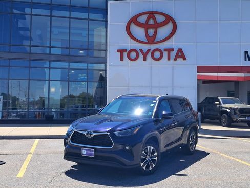 Used 2023 Toyota Highlander XLE AWD/4WD image 1