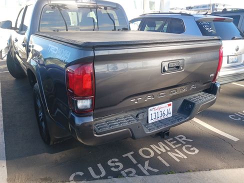 Used 2019 Toyota Tacoma TRD Sport image 6