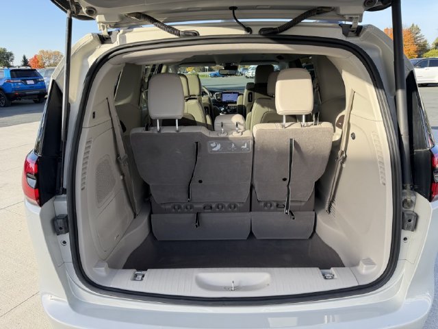 Used 2021 Chrysler Pacifica Touring-L w/ Uconnect Theater Family Group FWD image 17